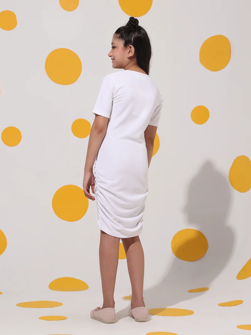 شيري أند جيري فستان Cherry & Jerry ضيق (بوديكون) أبيض مضلع - طول الركبة، قطعة أساسية وفاخرة في كل خزانة.